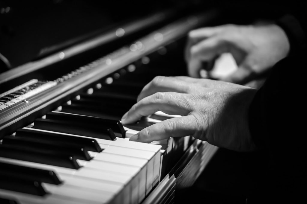 piano, hands, pianist-1039450.jpg